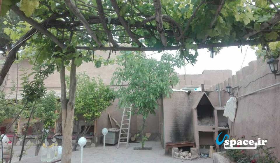 نمای محوطه اقامتگاه بوم گردی فیروزه ای - چناران - روستای رادکان