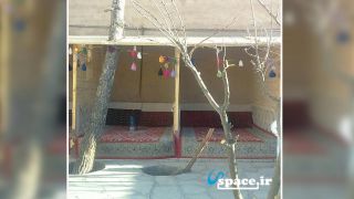نمای محوطه اقامتگاه بوم گردی فیروزه ای - چناران - روستای رادکان